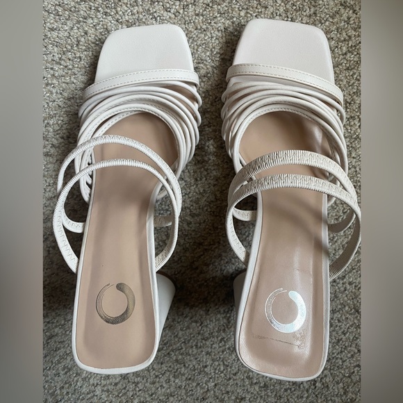 NWOT White Journee Heels - Picture 2 of 8